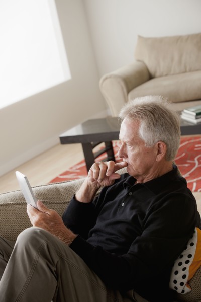 Senior man using digital tablet. 
Photo : Rob Lewine