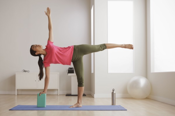 Young woman exercising. 
Photo : Rob Lewine