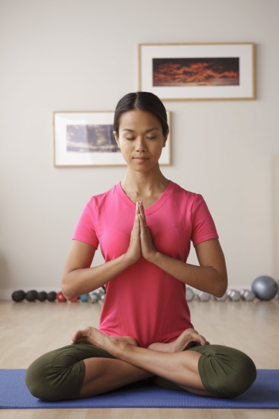 Young woman meditating. 
Photo : Rob Lewine