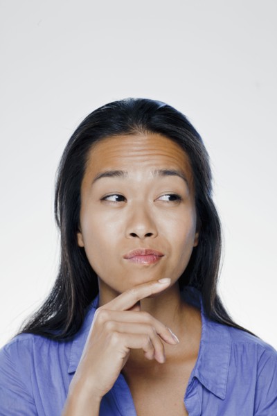 Portrait of confused young woman, studio shot. 
Photo : Rob Lewine