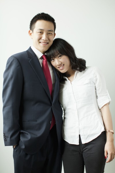 Portrait of young couple, studio shot. 
Photo : Jessica Peterson