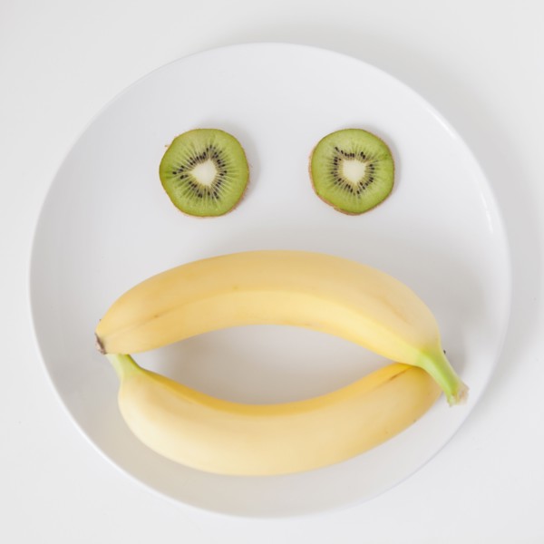 Fruit face on plate, studio shot. 
Photo: Jessica Peterson