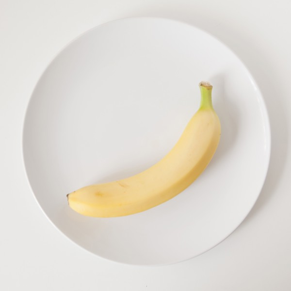 Banana on plate, studio shot. 
Photo : Jessica Peterson