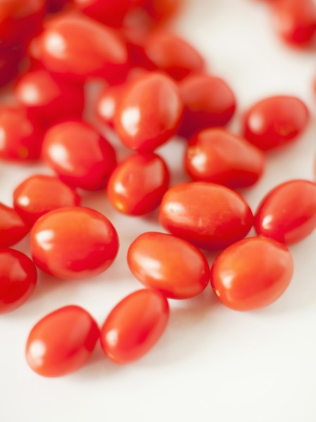 Close-up of goji berries, studio shot. 
Photo : Jessica Peterson