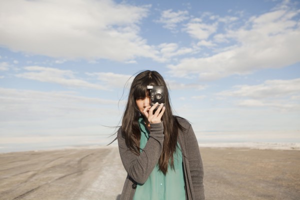USA, Utah, Salt Lake City, Young woman taking photos. 
Photo : Jessica Peterson