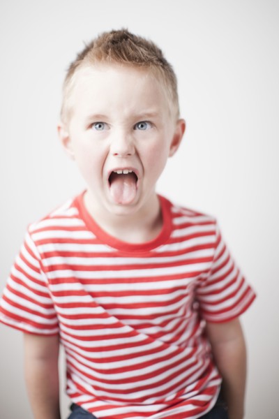 Portrait of toddler boy (2-3) sticking out tongue. 
Photo : Jessica Peterson