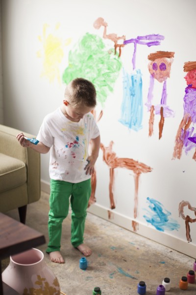 Toddler boy (2-3) painting on wall. 
Photo : Jessica Peterson