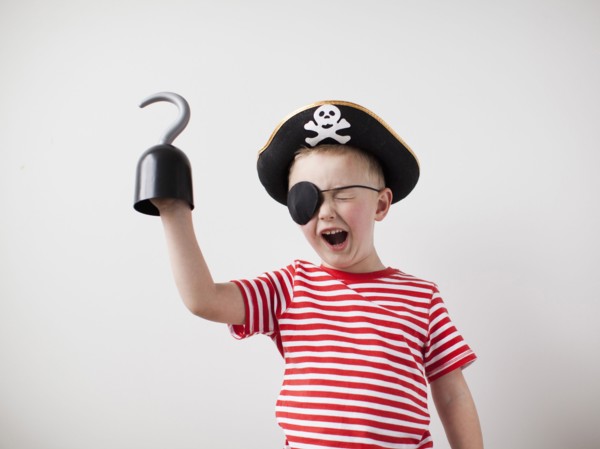 Toddler boy (2-3) dressed-up as pirate. 
Photo : Jessica Peterson