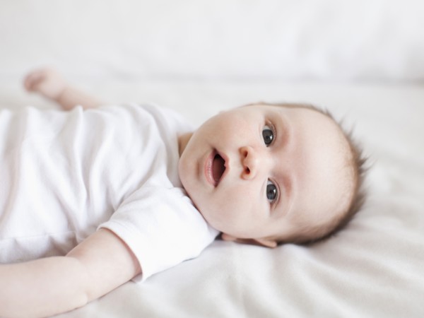 Portrait of baby boy (2-5 months) . 
Photo : Jessica Peterson