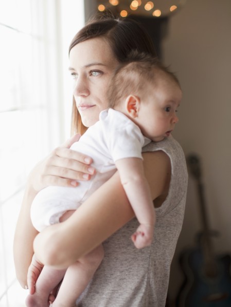 Mother embracing baby girl (2-5 months). 
Photo : Jessica Peterson