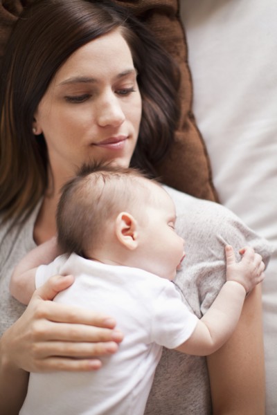 Mother and baby girl (2-5 months) sleeping together. 
Photo : Jessica Peterson