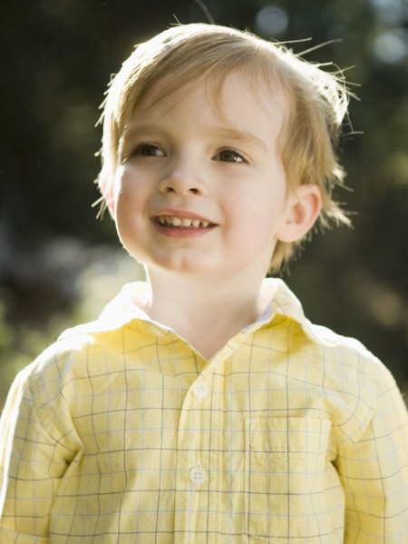 Outdoor portrait of happy young girl (6-7). 
Photo : Jessica Peterson