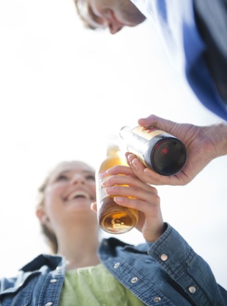Happy young couple drinking beer. Photo : Jamie Grill