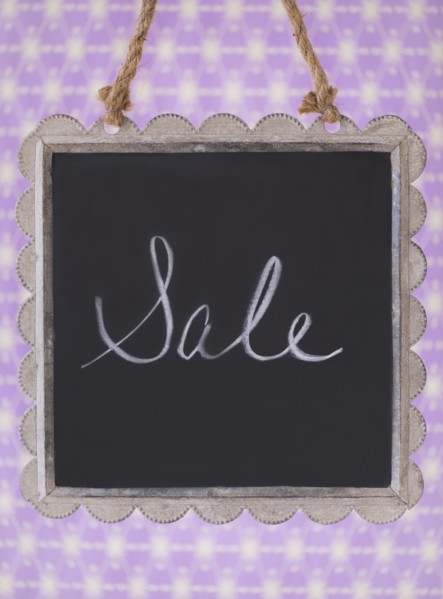 Studio shot of small blackboard with word Sale. Photo : Daniel Grill