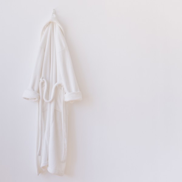 Studio shot of white bathrobe. Photo : Daniel Grill
