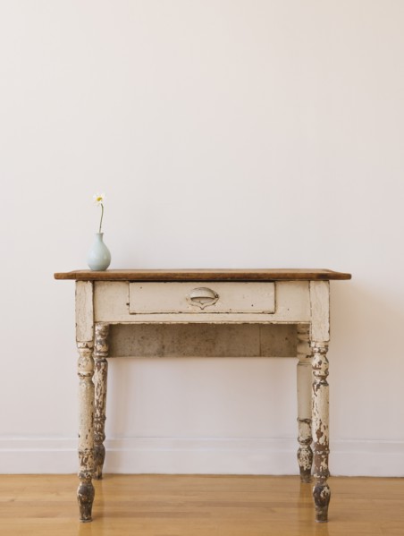 Studio shot of old-fashioned desk. Photo : Daniel Grill