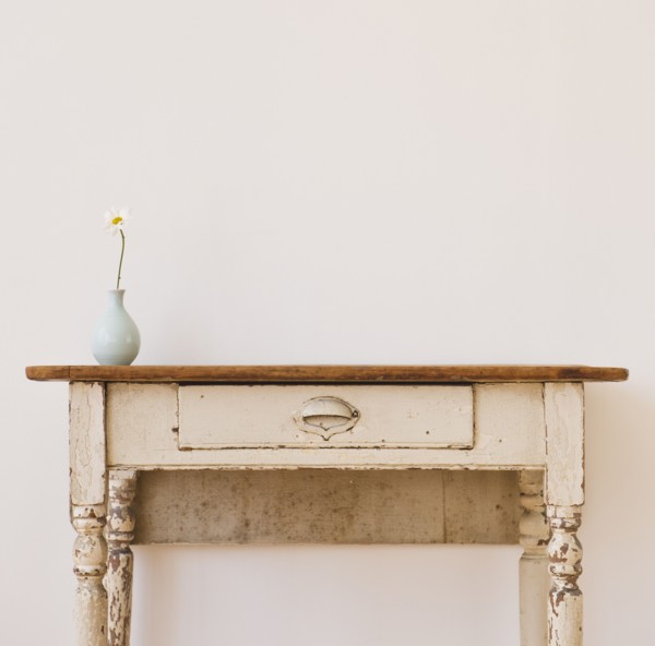 Studio shot of old-fashioned desk. Photo : Daniel Grill