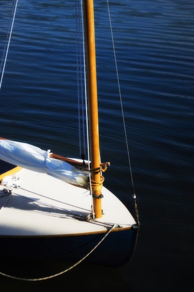 Yacht with furled sail. Photo : Daniel Grill