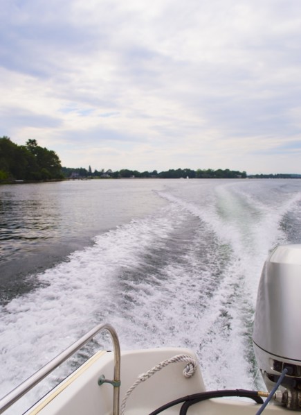 Wake made motorboat. Photo: Daniel Grill