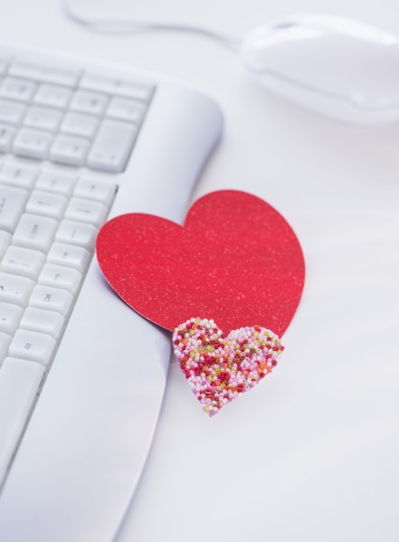 Paper hearts on computer keyboard. Photo : Daniel Grill