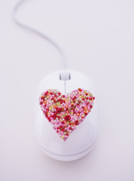 Colorful heart on computer mouse. Photo : Daniel Grill