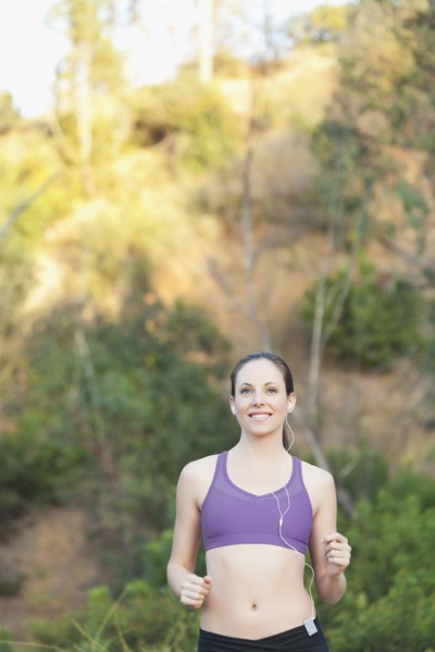 Woman running with headphones on. Photo : Sarah M. Golonka