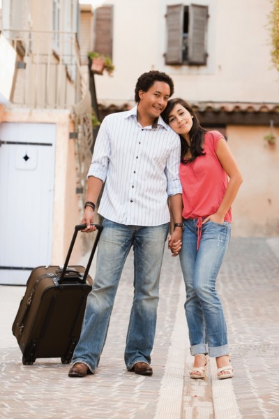 France, Cassis, Couple with suitcase holding hands. Photo : Mike Kemp