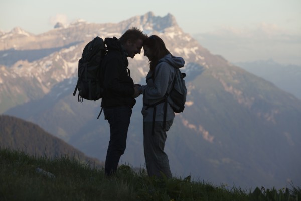 Switzerland, Leysin, Silhouettes of hikers looking at each other. Photo: Mike Kemp