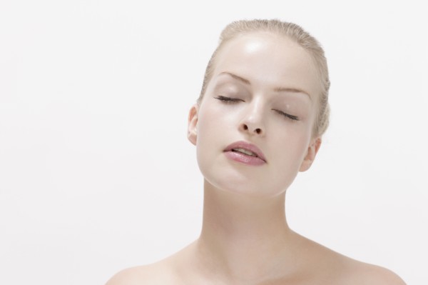 Beauty portrait of woman with eyes closed. Photo : Jan Scherders