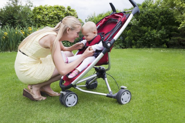 Mother and daughter together outdoor. Photo: Mark de Leeuw