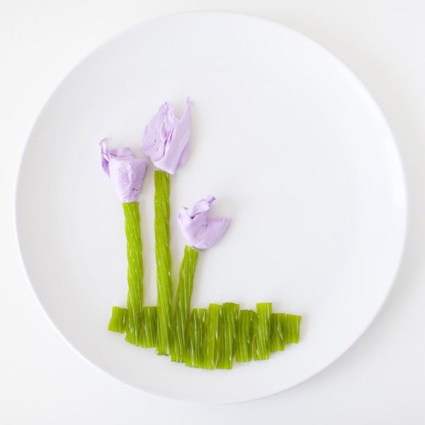 Flower on plate made out of jelly beans. Photo : Jessica Peterson