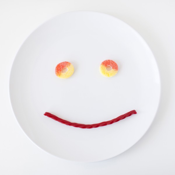 Smiley face on plate made out of jelly beans. Photo : Jessica Peterson