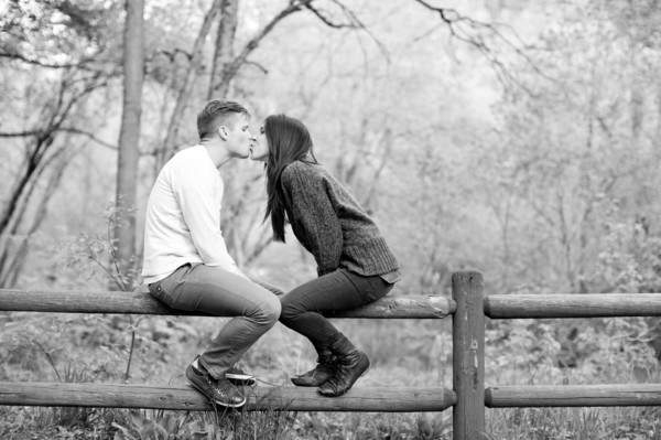 Young couple kissing. Photo : Jessica Peterson