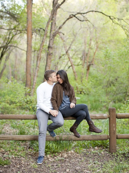 Young couple sitting on fence. Photo : Jessica Peterson