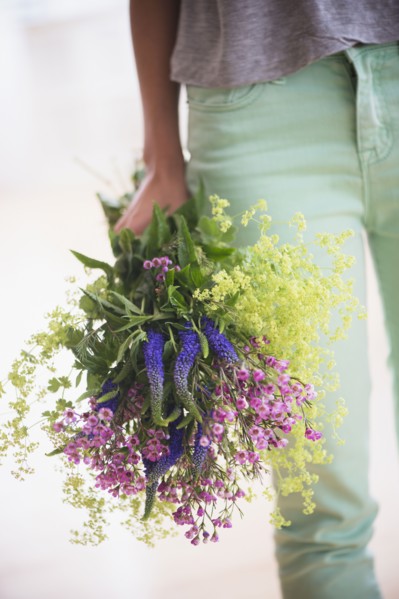 Woman with bouquet. Photo : Jamie Grill