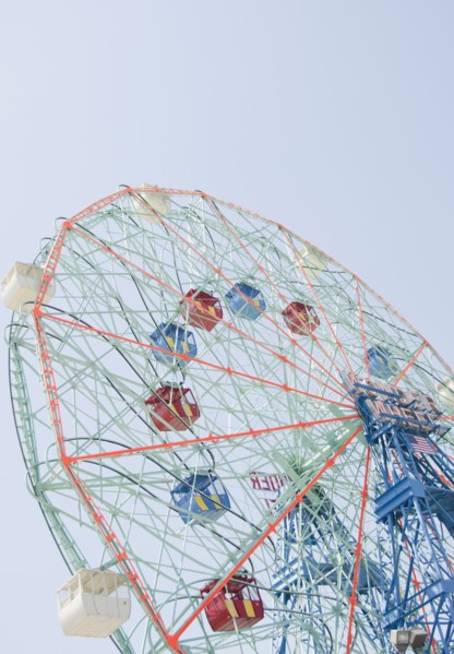 Ferris wheel in amusement park. Photo : Jamie Grill