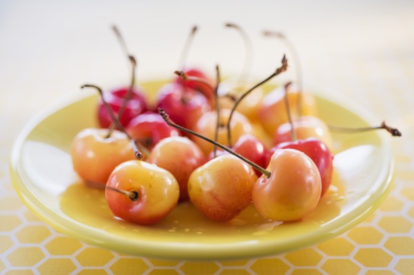 Cherries on plate. Photo : Daniel Grill