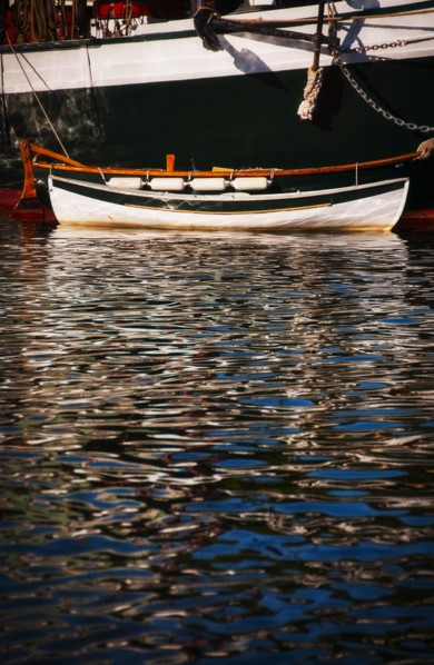 Small boat and water ripples. Photo : Daniel Grill