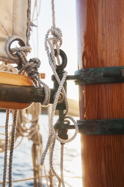 Close-up view of yacht ropes, boom and main mast. Photo : Daniel Grill