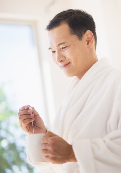 Mid adult man mixing herbal tea. Photo: Daniel Grill