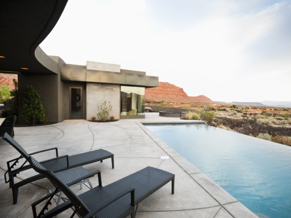 Modern luxury home facing swimming pool. Photo: Erik Isakson