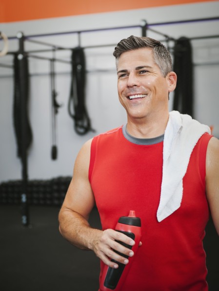 Mature man taking break from exercising. Photo: Erik Isakson