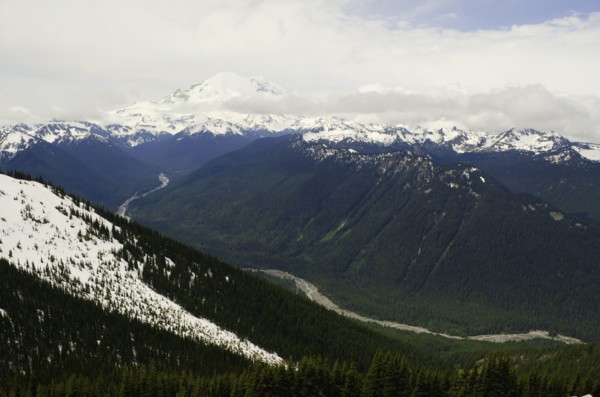 Landscape with mountain range in background. Photo : Tetra Images