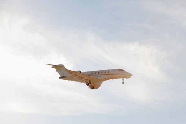 Private leer jet flying through air. Photo : Mike Kemp