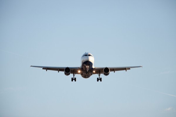 Commercial jet airliner flying towards camera. Photo : Mike Kemp