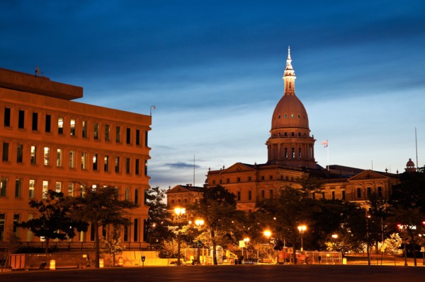 State Capitol Building at sunrise. Photo : Henryk Sadura