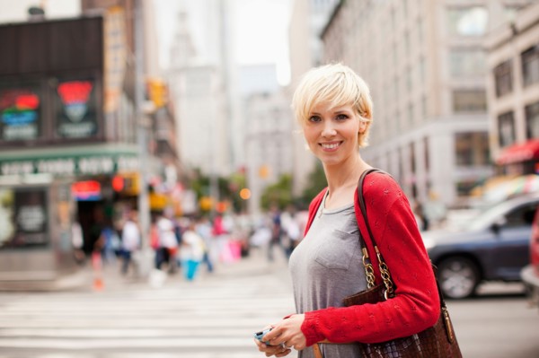 Portrait of woman on street. Photo : Jessica Peterson