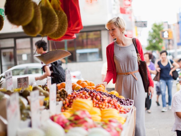 Woman looking at fresh friuts at street market. Photo: Jessica Peterson