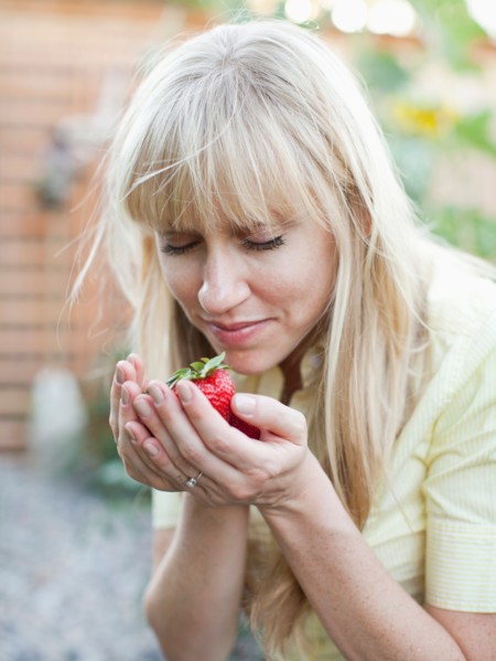 Woman with strawberries. Photo : Jessica Peterson