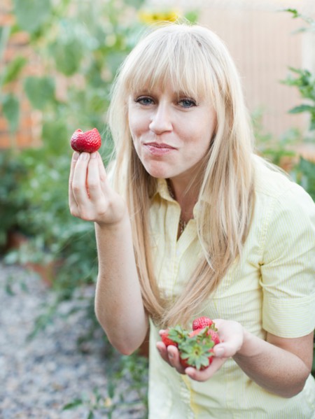 Woman tasting strawberries. Photo : Jessica Peterson